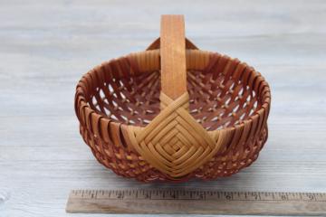artist signed hand woven basket, small round bottom egg basket made in Viroqua Wisconsin