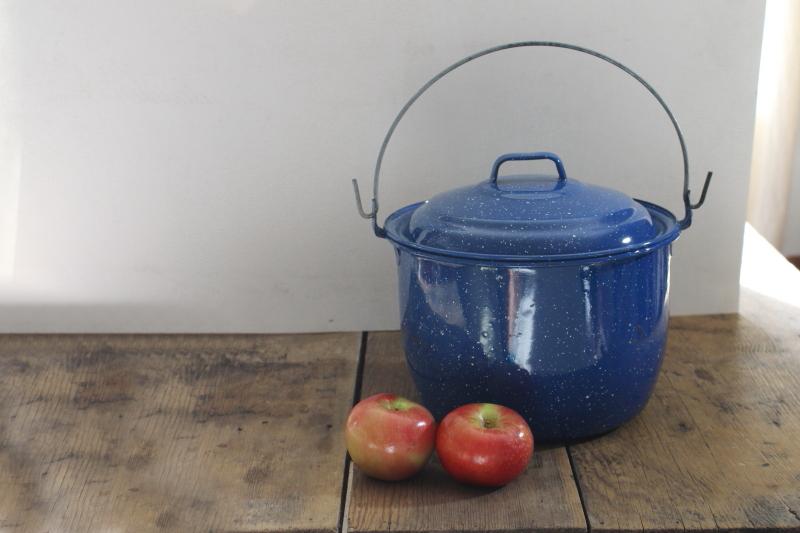 blue and white spatter graniteware enamel metal kettle or bail handle pot w/ lid
