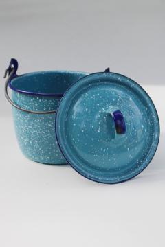 blue & white spatter graniteware enamel pail or kettle w/ lid, country farmhouse vintage