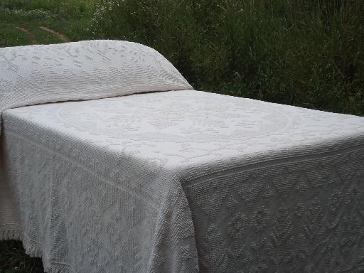 classic vintage Bates ivory candlewick hobnail cotton full bedspread