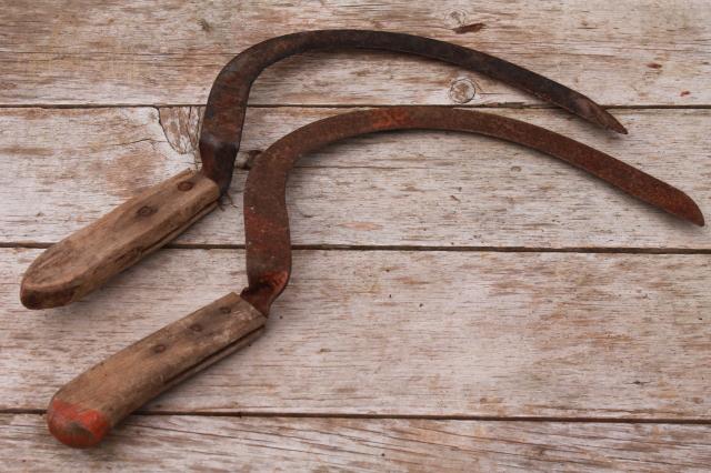 collection of old sickle blade hay knife sickles / corn knives, vintage antique farm tools