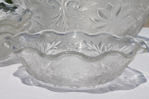 daisy pattern sandwich clear color pressed glass berry bowls & serving bowl