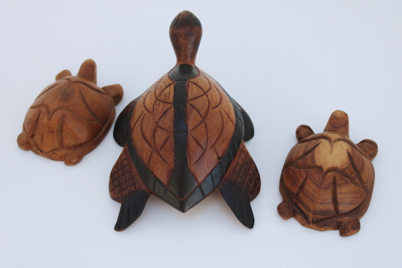 hand carved wood sea turtles, turtle figurines vintage Hawaii souvenirs w/ label