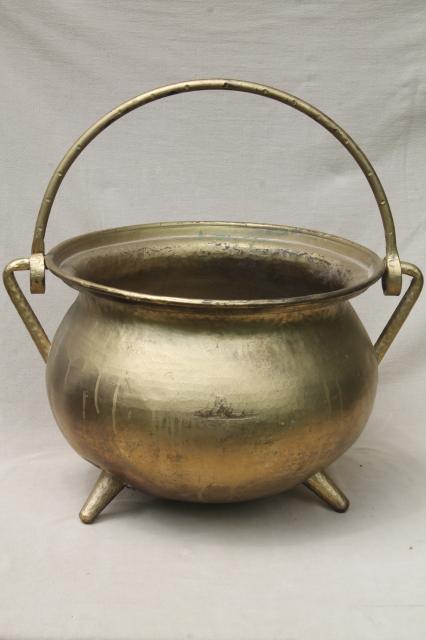 huge cast metal kettle witch cauldron pot w/ sturdy handle & three little feet