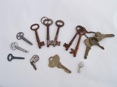 huge estate lot of assorted antique & vintage skeleton, luggage & box keys