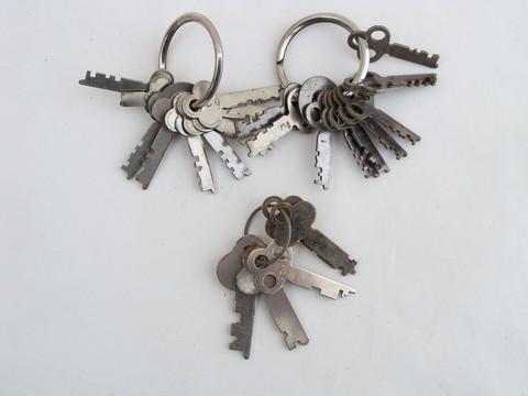 huge lot 90+ assorted vintage lock keys, padlocks, cabinet/desk drawers etc