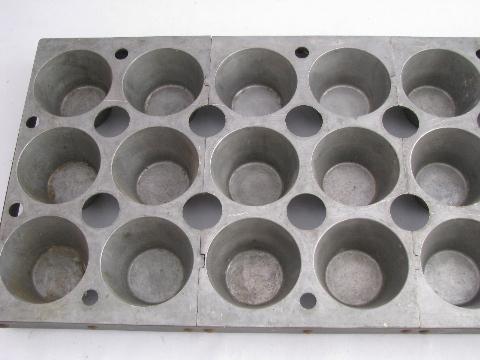 huge old baking pan,12 cups for cupcakes or muffins, vintage kitchen divided tray