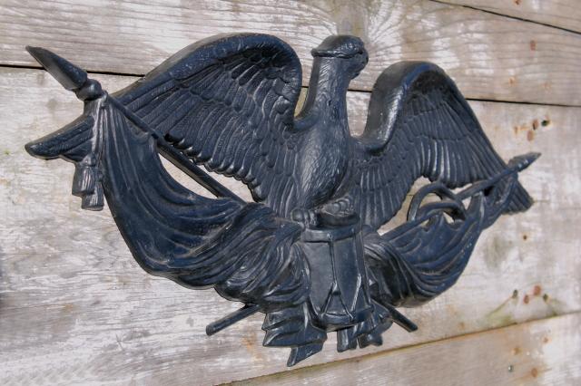 large Federal eagle wall hanging, vintage plastic plaque w/ antique black cast iron look