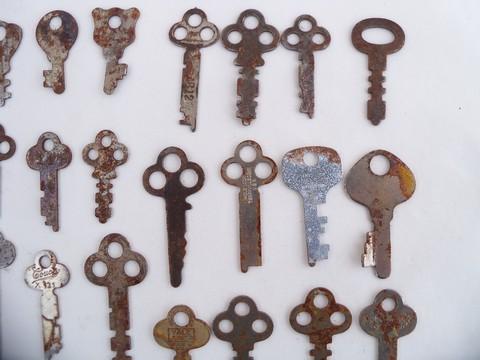 large lot 50+ assorted vintage keys, padlocks, cabinet/drawer locks #1