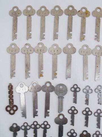 lot of 50 assorted old & vintage keys for padlocks, box, drawer locks etc