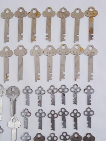 lot of 50 assorted old & vintage keys for padlocks, box, drawer locks etc
