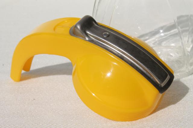 mid-century vintage Federal Tool syrup pitcher w/ sunny yellow plastic lid 