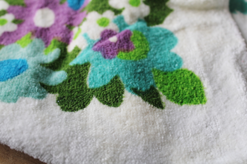 mod vintage 60s 70s Fieldcrest cotton terrycloth bath towels, retro daisy flowered print