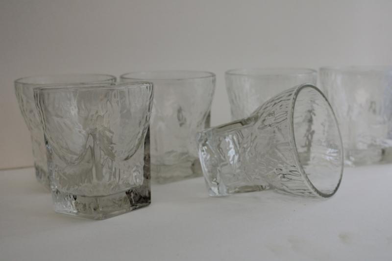 mod vintage ice textured glass drinking glasses, square base tumblers St Regis?