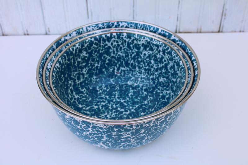 nest of kitchen mixing bowls, vintage blue & white splatterware enamelware 