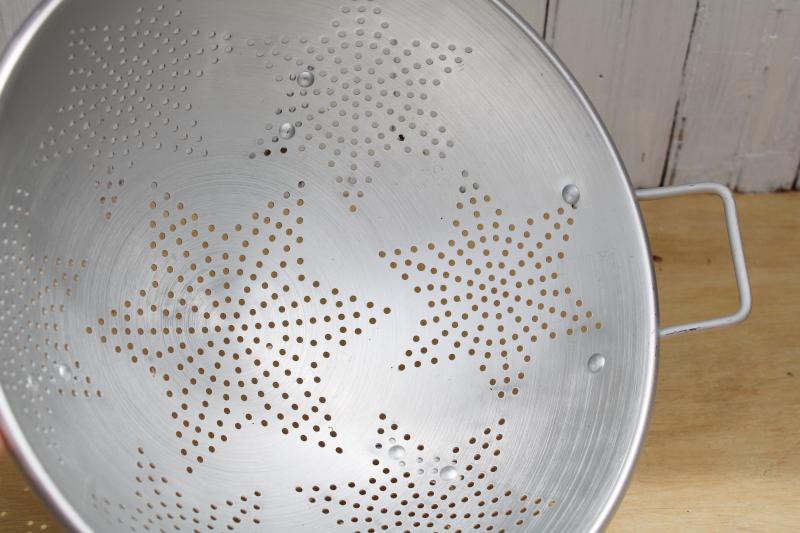 nice big vintage aluminum colander, footed strainer drainer basket star pattern bowl