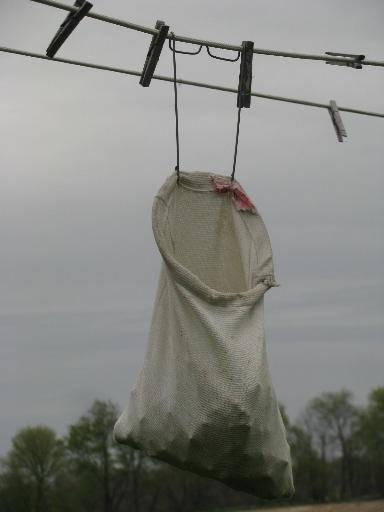 old washday primitive, 1930s laundry clothespin bag w/ clothesline hanger