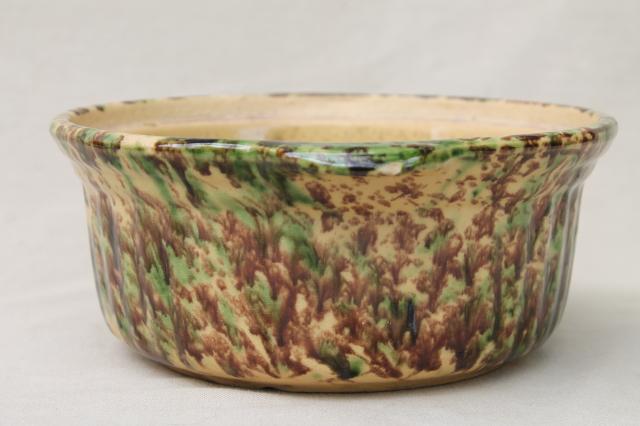 primitive green & brown spatter spongeware pottery baking dish bowl, vintage yellow ware