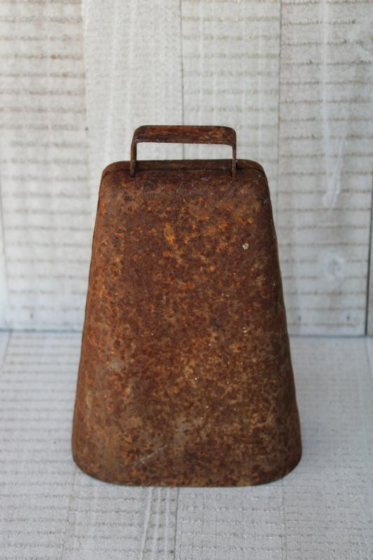 primitive rusty old cow bell, vintage farmhouse dinner gong or doorbell