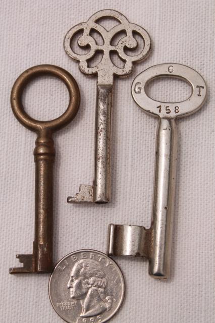 rusty vintage skeleton keys & clock keys, fancy antique metal key lot