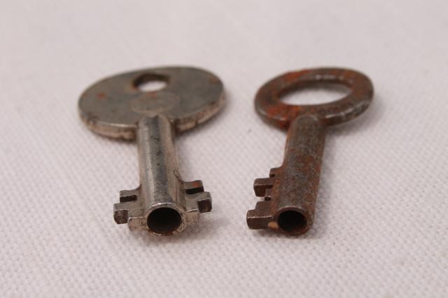 rusty vintage skeleton keys & clock keys, fancy antique metal key lot