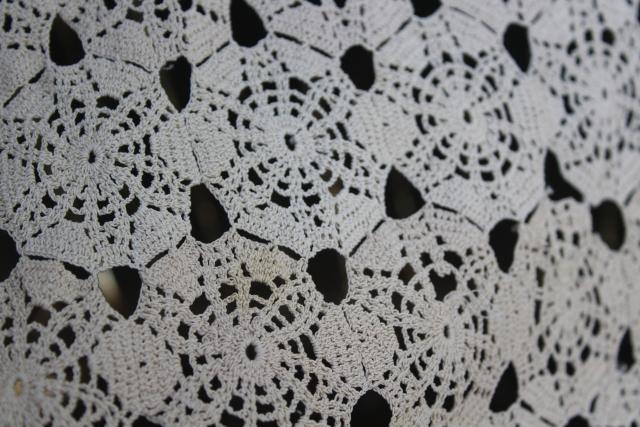 shabby cottage farmhouse vintage crochet lace bedspread or throw, cutter?