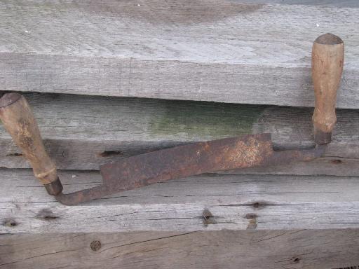 unmarked antique or vintage draw knife, farm woodworking spoke shave tool