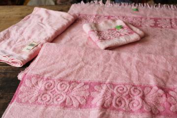 vintage 70s 80s Cannon Royal Family bath towels, candy pink w/ sculptured shells