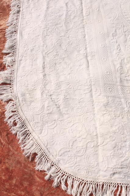 vintage Bates bedspread, full double Queen Elizabeth heavy ivory cotton w/ fringe