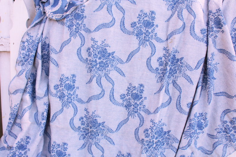 vintage Bates woven cotton jacquard bedspread, blue  white bridal bouquet floral