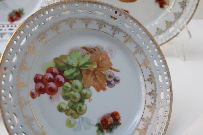 asiatisk plus Udvalg vintage Bavaria china fruit plates w/ grapes, apples, berries - fancy  reticulated border