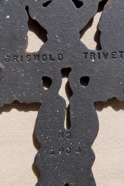 vintage Griswold cast iron trivet #1904 grape pattern scrolls & grapes