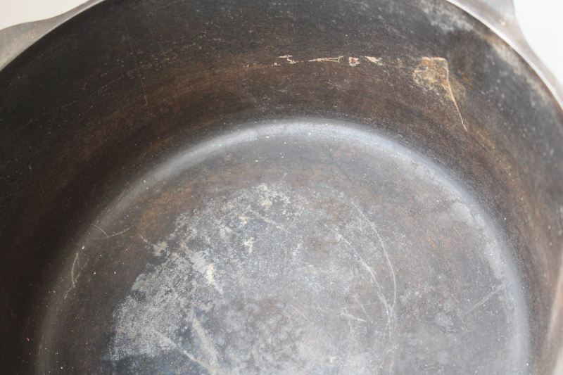 vintage Griswold large logo cast iron dutch oven pot no 8 no lid, nice flat pan bottom