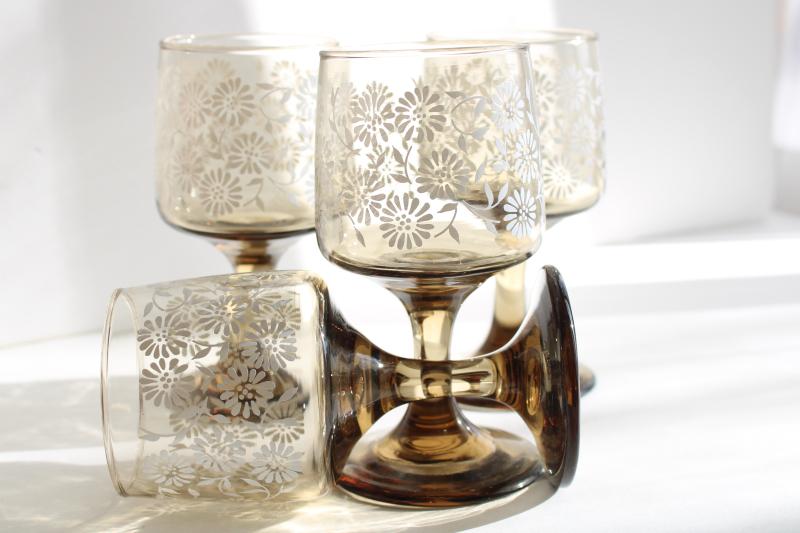 vintage Libbey smoke brown wine glasses, tawny Impromptu w/ white daisy flowers
