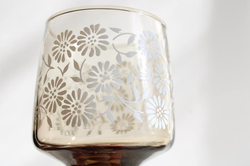 vintage Libbey smoke brown wine glasses, tawny Impromptu w/ white daisy flowers