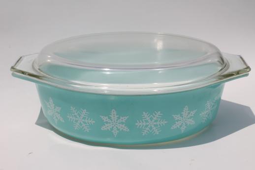 vintage Pyrex oval casserole, 2 1/2 qt baking pan retro aqua turquoise w/ snowflakes