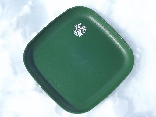 https://laurelleaffarm.com/item-photos/vintage-Tupperware-Christmas-plates-red-green-square-holiday-plates-set-Laurel-Leaf-Farm-item-no-u3761-2.jpg