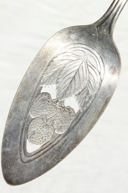 vintage Wallace silver Luxor plate cake or pie server, strawberry pattern