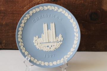 vintage Wedgwood blue  white jasperware plate, Christmas holly border Westminster Abbey
