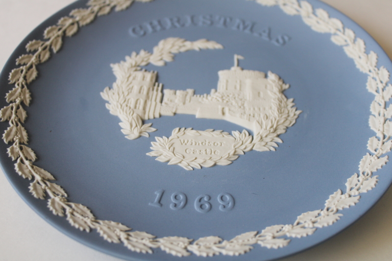 vintage Wedgwood blue  white jasperware plate, Christmas holly border Windsor Castle