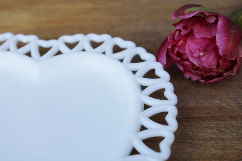 vintage Westmoreland milk glass heart pattern lace edge plate w/ border of hearts 
