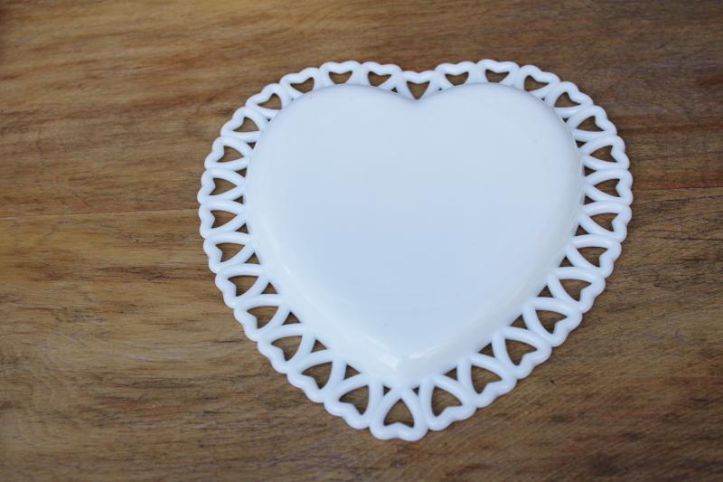 vintage Westmoreland milk glass heart pattern lace edge plate w/ border of hearts 