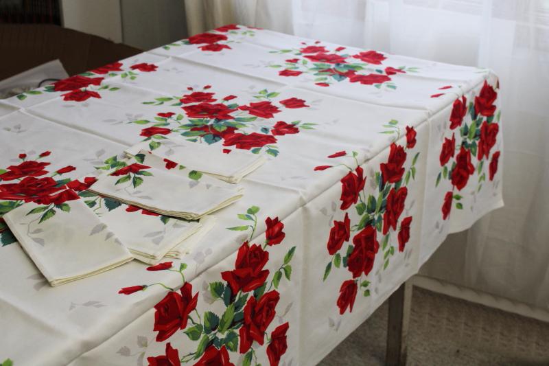 vintage Wilendure printed cotton tablecloth & matching napkins, red roses print