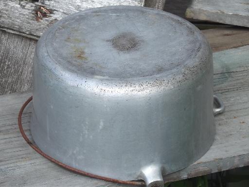 vintage aluminum dutch oven w/ bail handle, rough camping / campfire pot