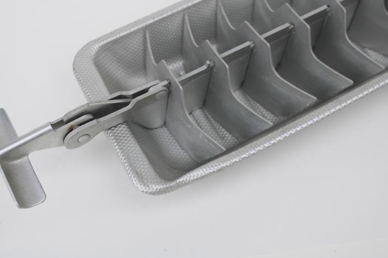 vintage aluminum ice cube tray w/ T pull lever release, make old fashioned ice for bar drinks