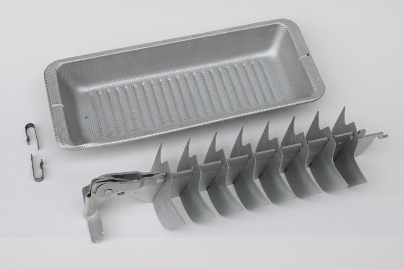 vintage aluminum ice cube tray w/ T pull lever release, make old fashioned ice for bar drinks