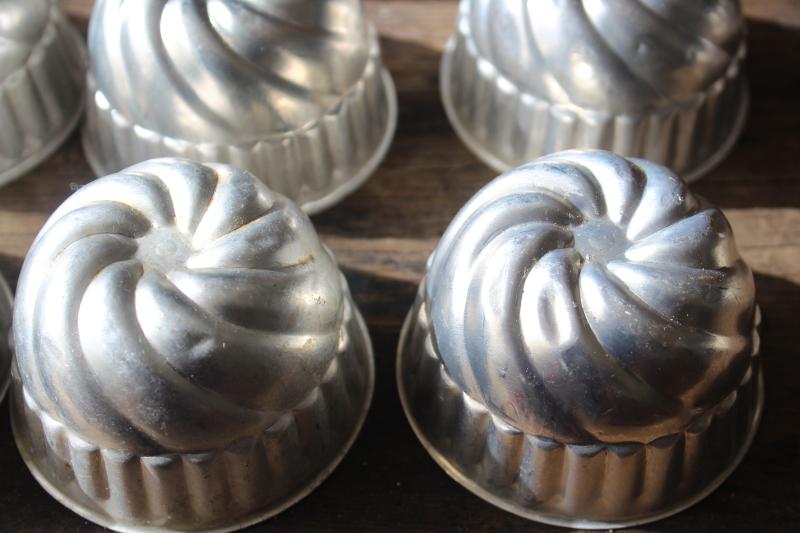 https://laurelleaffarm.com/item-photos/vintage-aluminum-molds-mini-turks-head-pans-baking-tins-or-jello-molds-Laurel-Leaf-Farm-item-no-fr21362-2.jpg