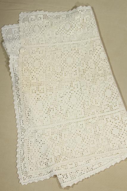 vintage arts & crafts era crocheted lace table runner, tile pattern filet crochet