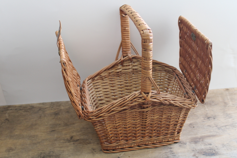 vintage basket w/ hinged lid, small picnic hamper, lunchbox or sewing basket