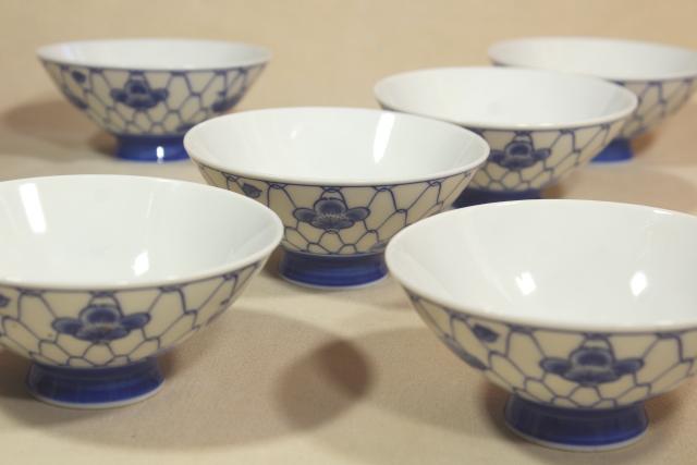 vintage blue & white china rice bowls or noodle dishes, chicken wire pattern
